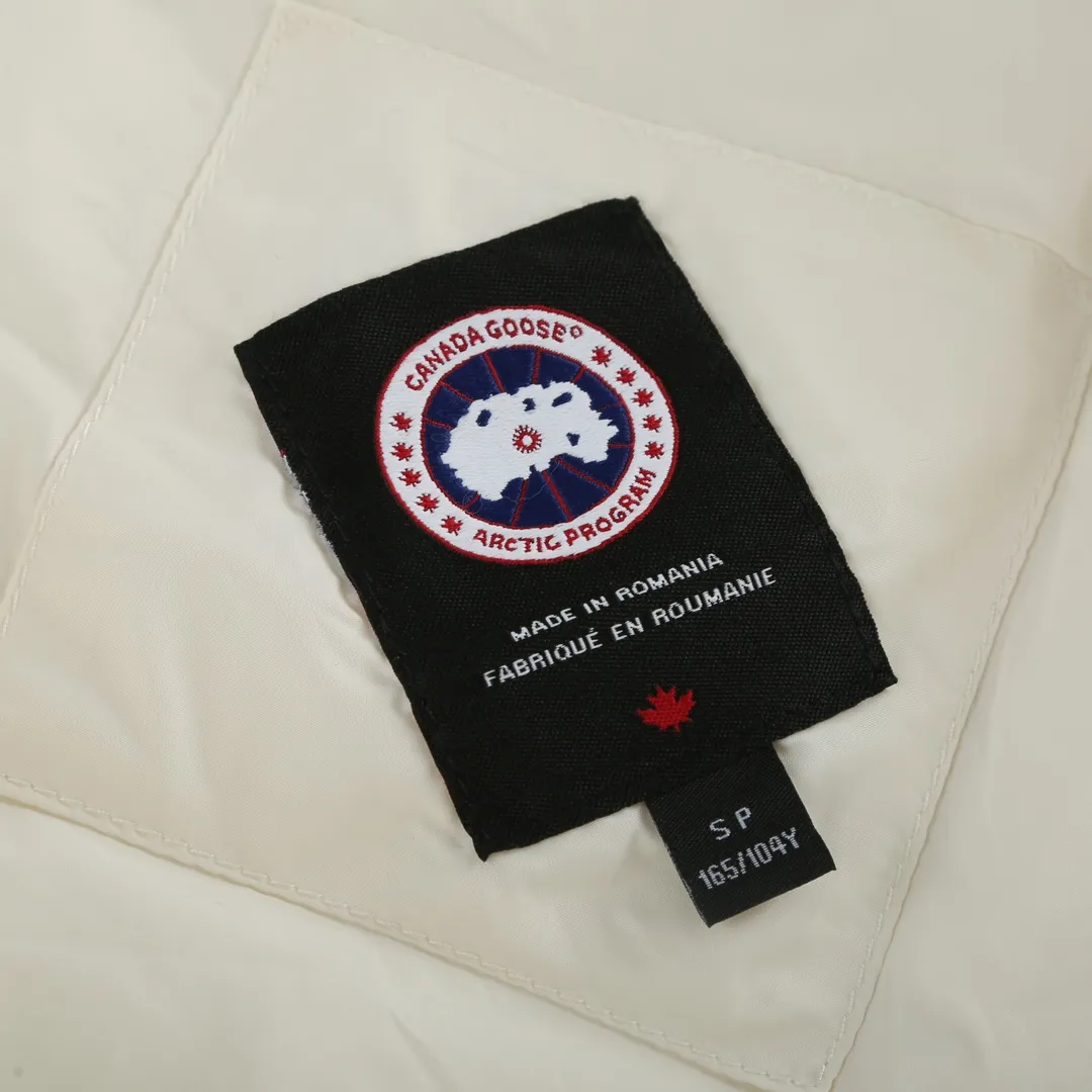 P840 Canada Goose Women's Wide Spun Seam Knitted Jacket | Light and elegant, comfortable and effortless] When the delicate softness of merino wool meets the stiffness and flexibility of nylon pongee, this jacket has a unique sense of breathing. The fabric is interwoven with worsted craftsmanship, making it light but structural. Every moment you wear it next to your skin, it feels like a cloud covering your skin, giving you both warmth and elegance.  The details show even more ingenuity. The collar, cuffs and waist are all made of double-layer rib knitting technology, which is elastic and fits the body shape, and naturally stretches with movement, outlining a neat silhouette while also protecting warmth. The ribbed design at the waist is more lazy and delicate, quietly improving the visual proportion.  The custom-made classic logo on the sleeve arm is a footnote of identity written in low-key strokes - unobtrusive, but with its own style.  Whether commuting in the city or roaming on the weekend, this jacket can cope with changing scenes and weather with one piece, making it an indispensable and versatile choice in your wardrobe.   Accessories: One-to-one customized three-label, One-to-one customized ribs, One-to-one customized zippers SIZE: S M L